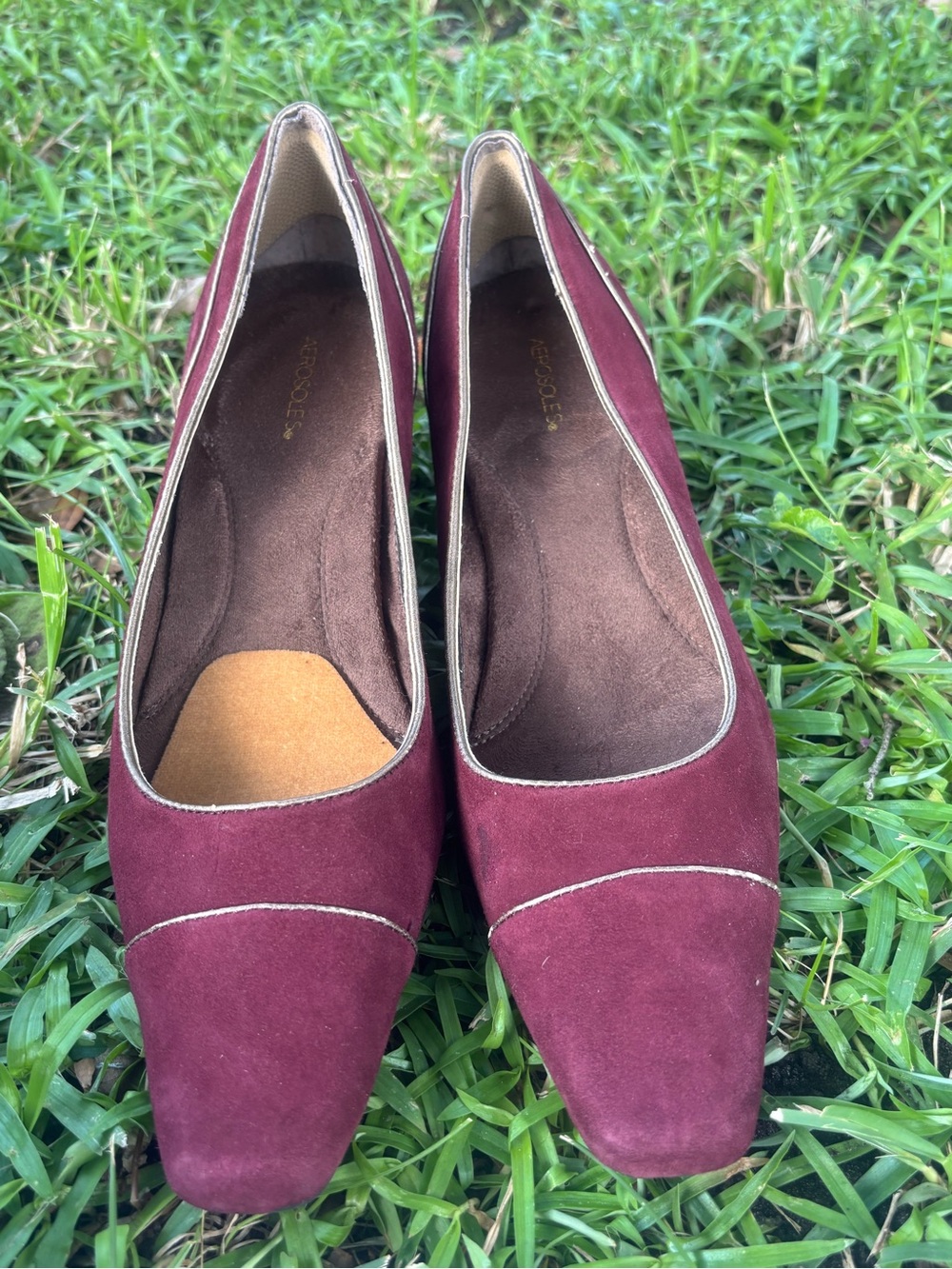 AEROSOLES Women's Burgundy Suede Low Heels with Contrast Trim Size 8.5